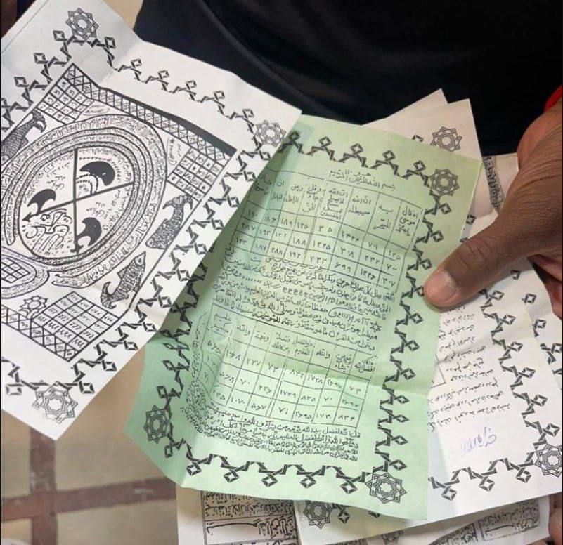تصاویر: ادعیه و جادو در فولادشهر اصفهان؟ / کاغذ و دست نوشته‌های عجیب در رختکن پرسپولیس در اصفهان