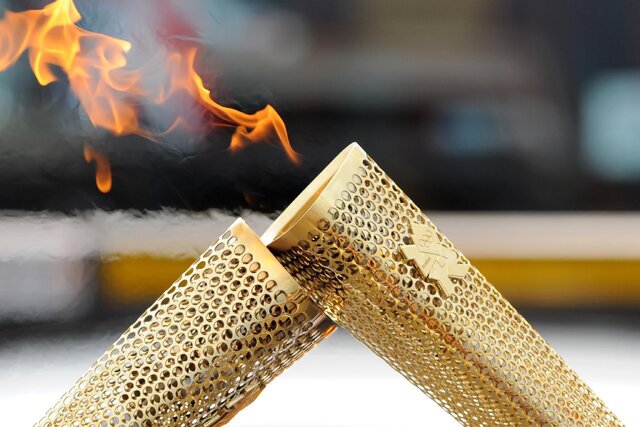 عجیب‌ترین اتفاقات در مراسم حمل مشعل المپیک؛ از مشعل جعلی در ۱۹۵۶ تا سوختن کبوتر‌ها در ۱۹۸۸